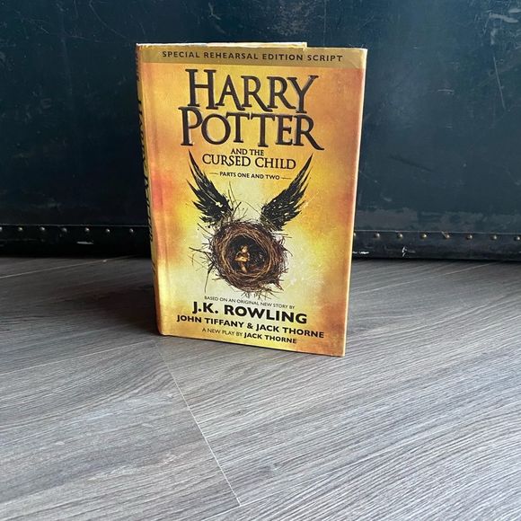 🍁50% Off Sale 🍁 Harry Potter and the Cursed Child Screenplay - Picture 1 of 3